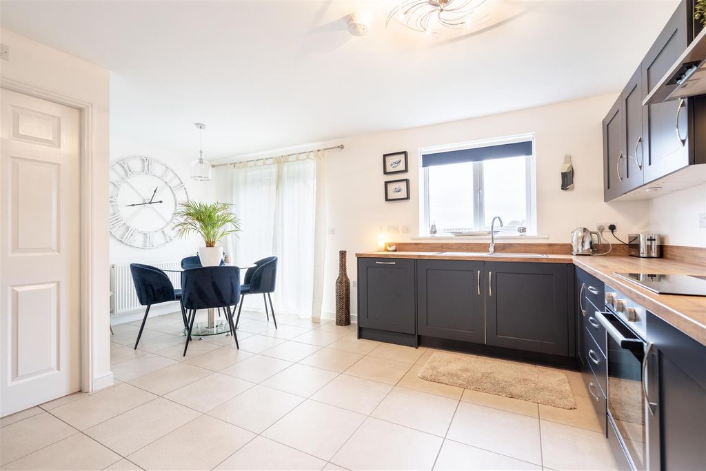 Property photo 3 of 8 Kitchen / Diner