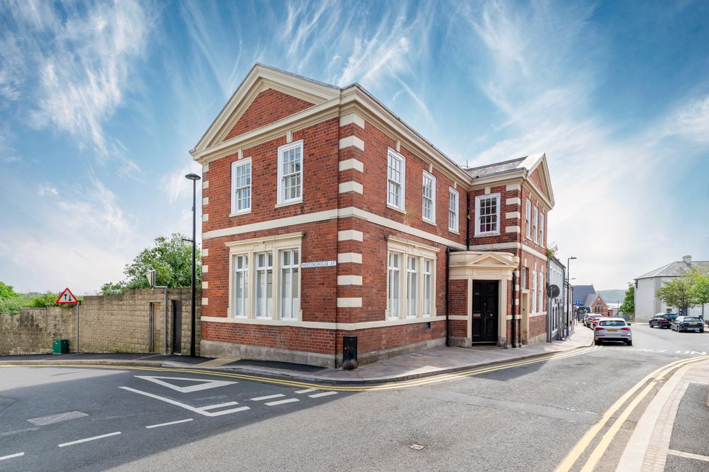 Property photo 1 of 55 002