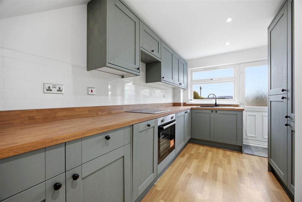 Property photo 3 of 21 64_Oak_Drive_Lenzie_010.Jpg