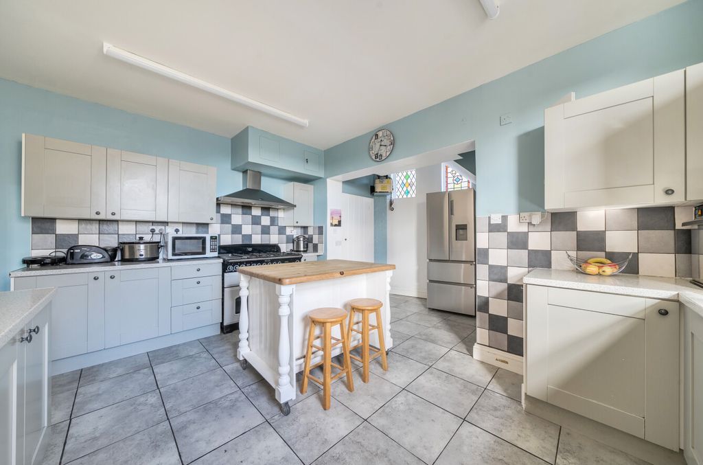 Property photo 3 of 25 Kitchen