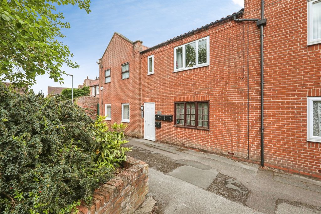 Property photo 2 of 32