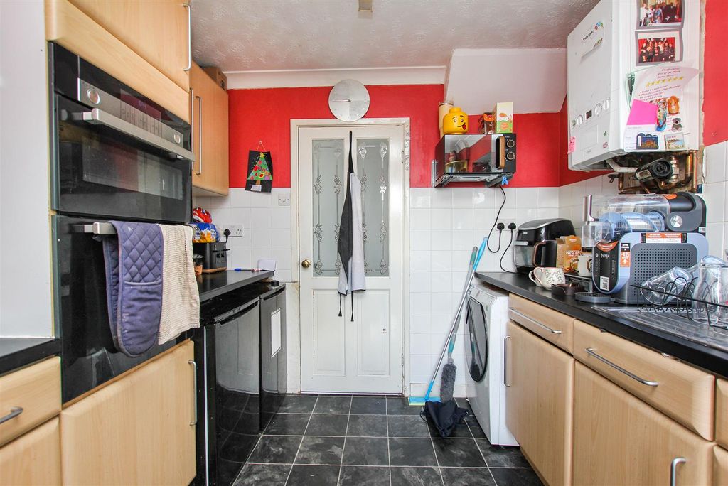 Property photo 3 of 11 Kitchen