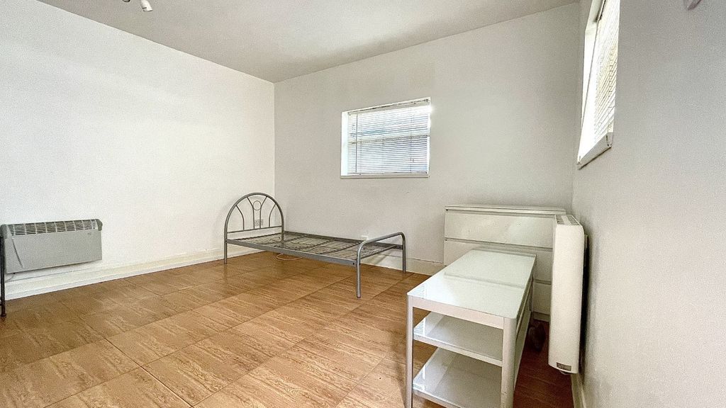 Property photo 2 of 3 Empire Parade, Edmonton N18 1Aa - Bedroom
