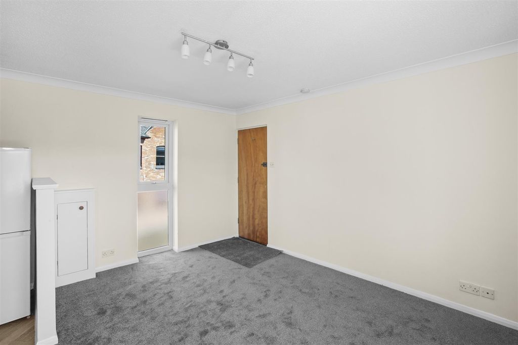 Property photo 2 of 11 The Willows, Desborough Park Rd-9.Jpg