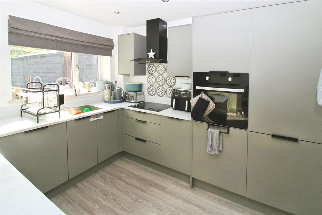 Property photo 2 of 20 Fitted Kitchen