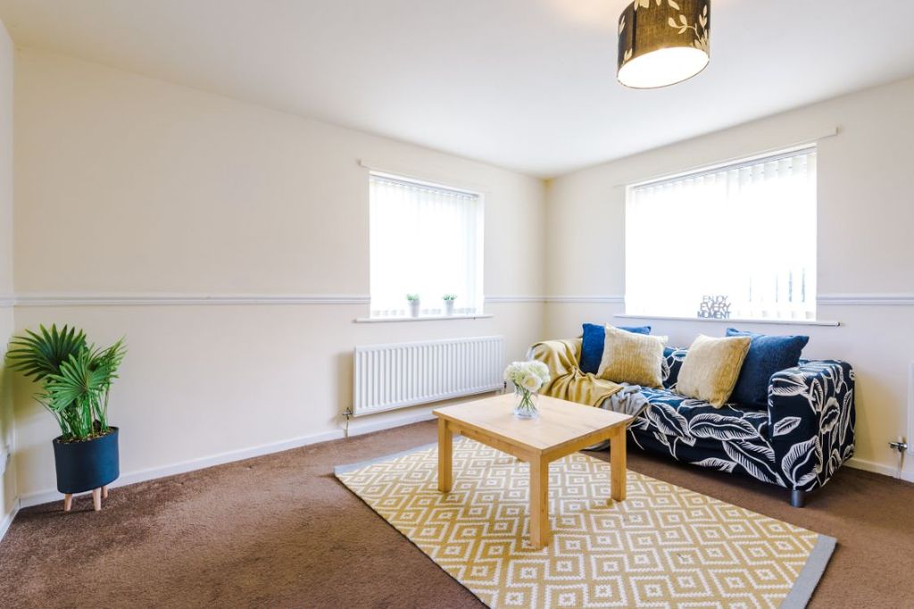 Property photo 3 of 11 16 Thomas Court Living Room 3