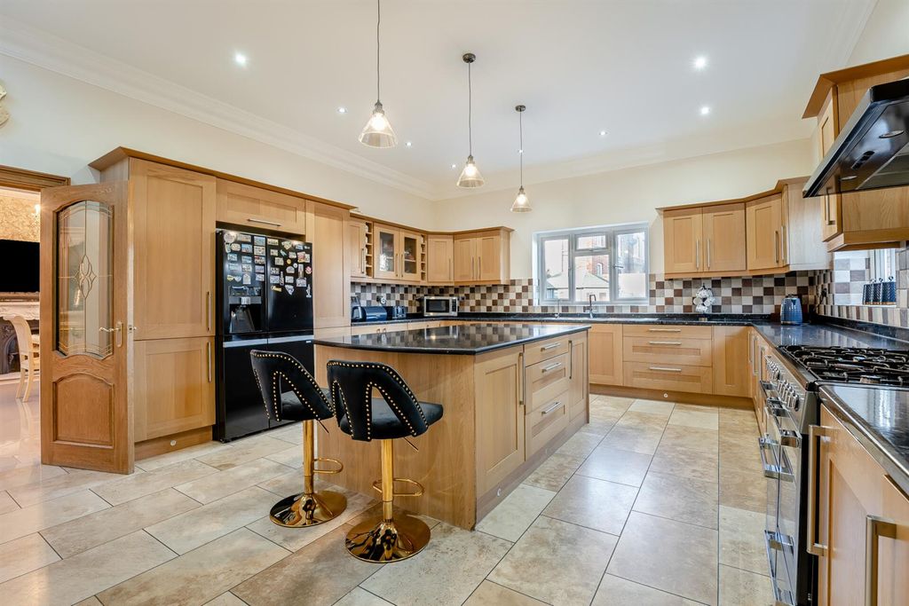 Property photo 2 of 22 8631357-Interior11.Jpg