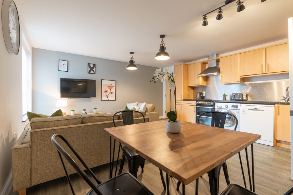 Property photo 1 of 14 Hope Court Flat 2 Living Room 4