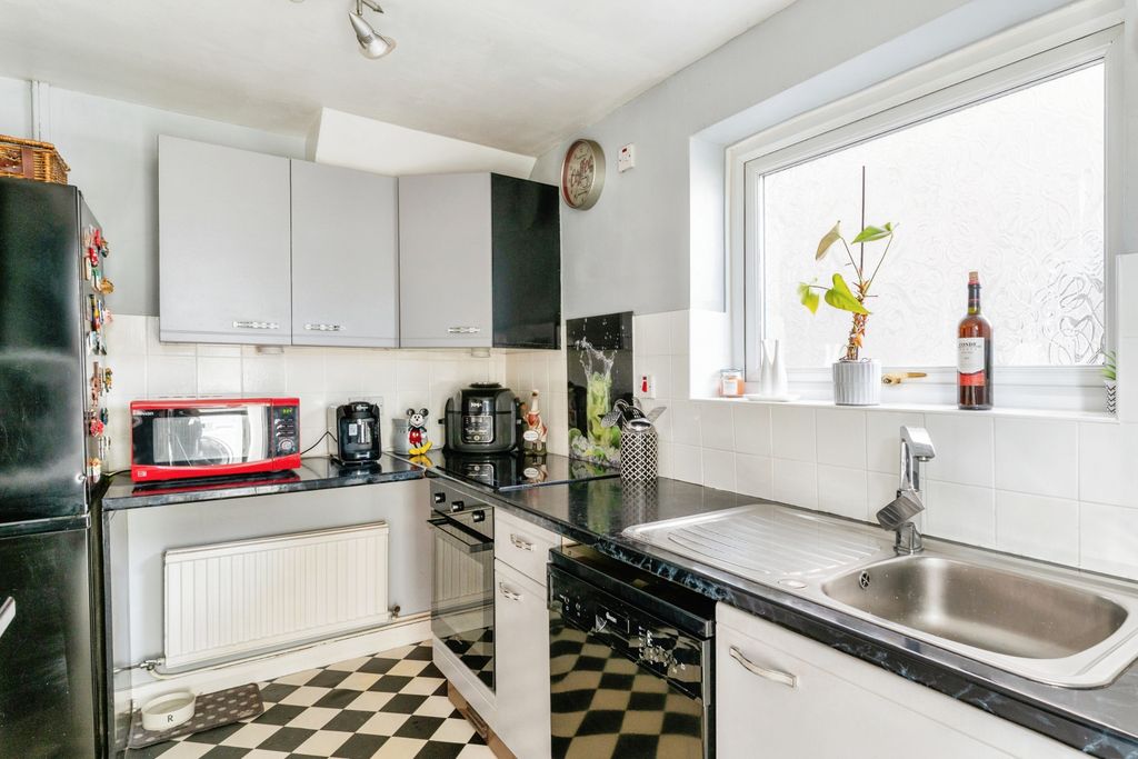 Property photo 3 of 16 Kitchen