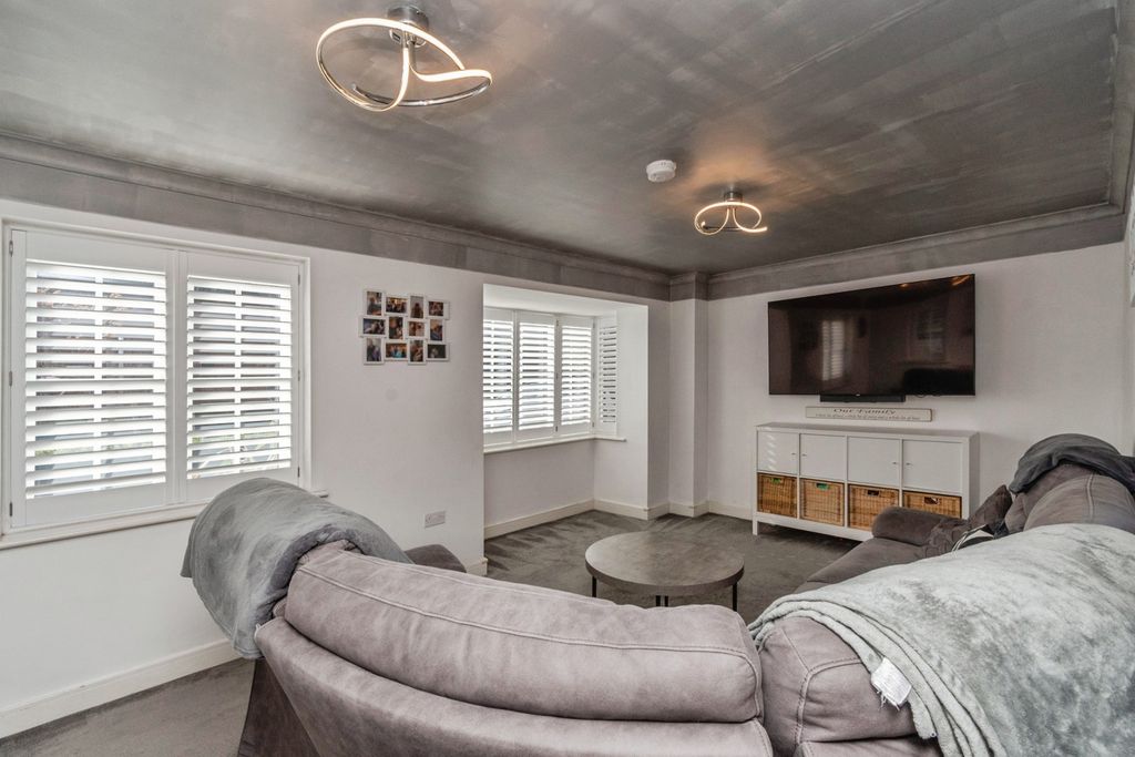 Property photo 3 of 20 Lounge