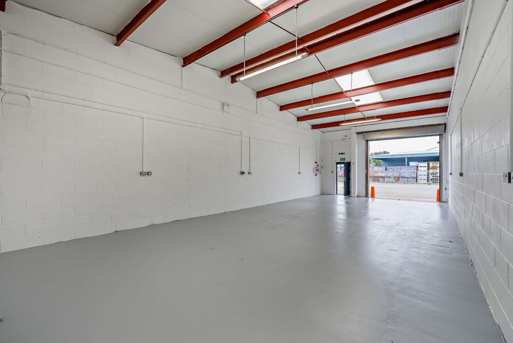 Property photo 3 of 14 8705253-Interior09-800