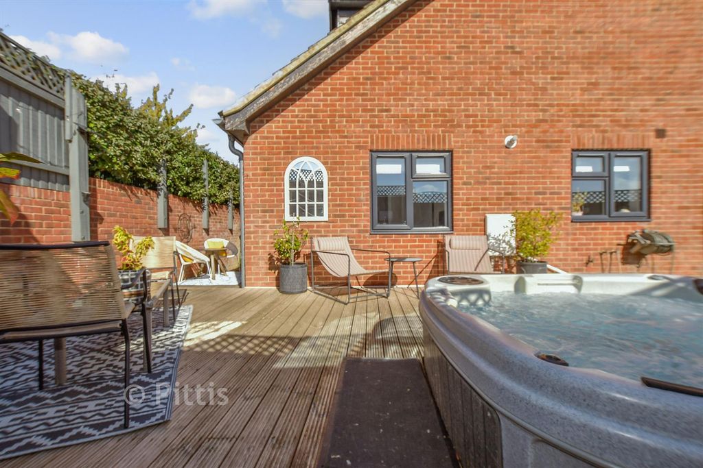 Property photo 1 of 11 Patio / Decking