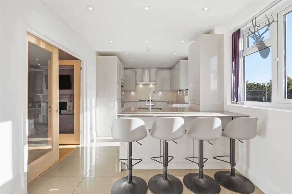 Property photo 3 of 25