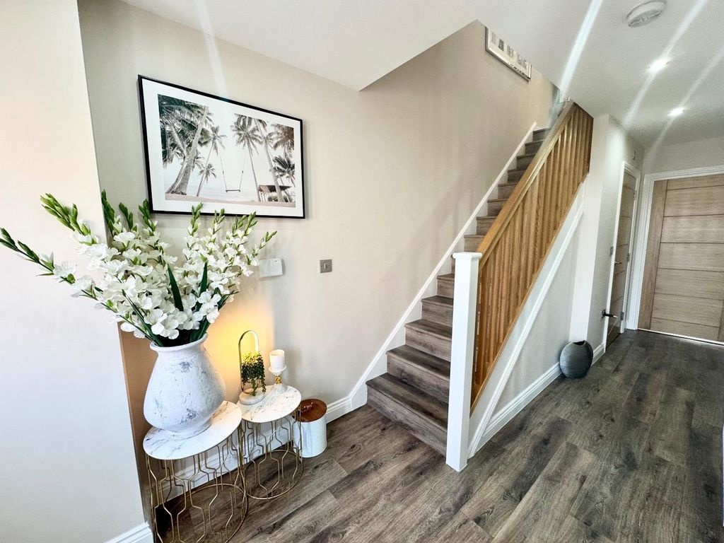 Property photo 3 of 17 Hallway