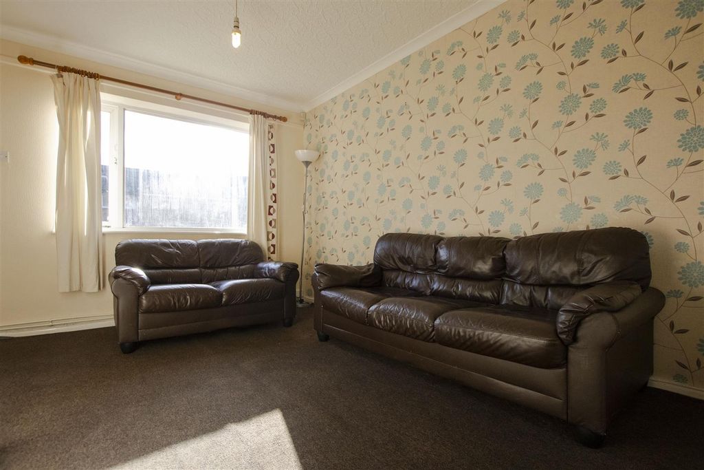 Property photo 3 of 9 Approach