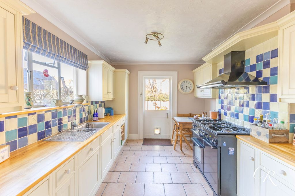 Property photo 3 of 28 Kitchen