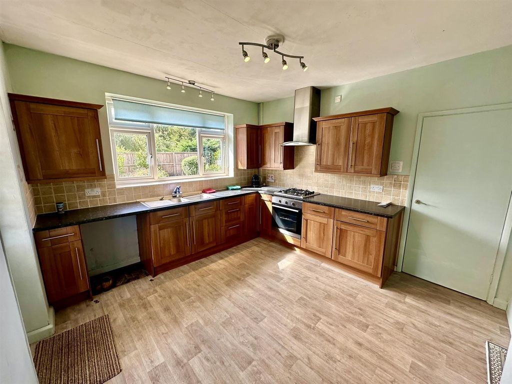 Property photo 2 of 20 Kitchen (1/4)