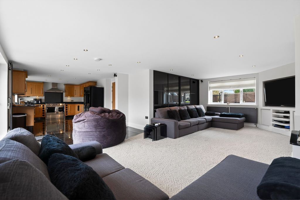 Property photo 2 of 28