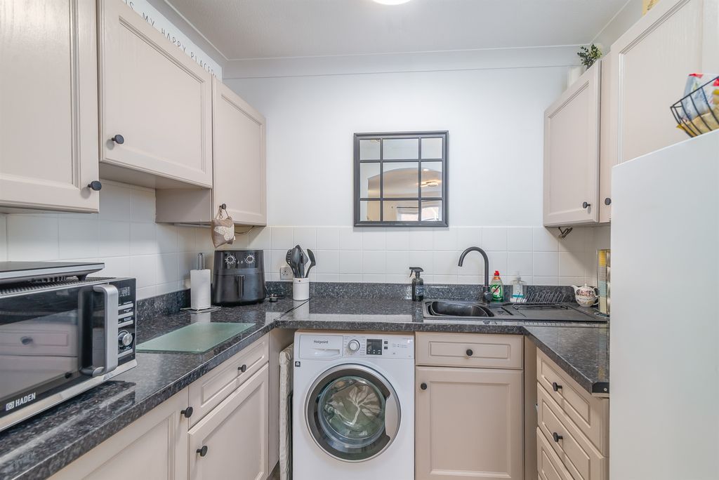 Property photo 3 of 11 Kitchen