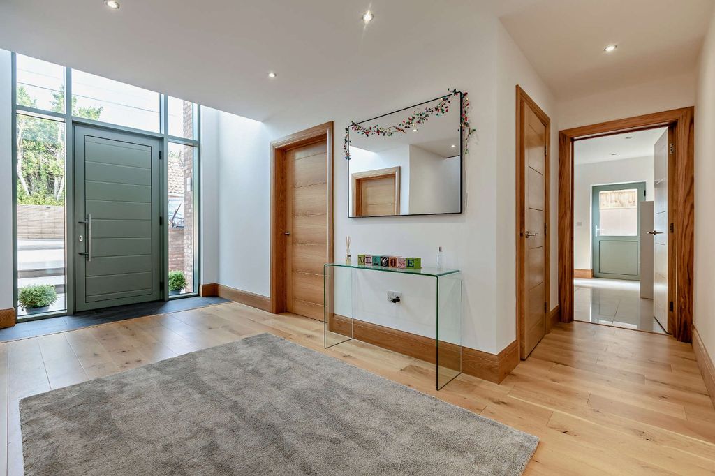 Property photo 2 of 20 Entrance Hall