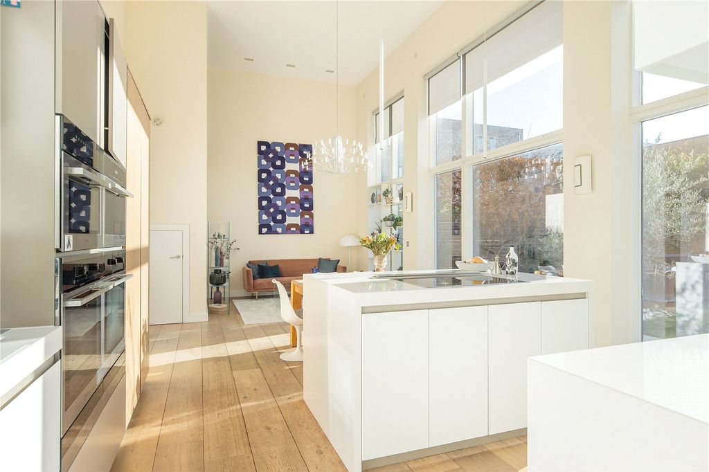 Property photo 3 of 16 Kitchen/Breakfast