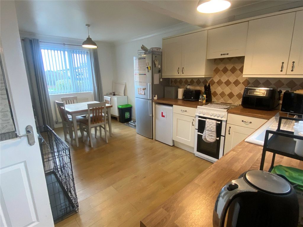 Property photo 3 of 17 Kitchen