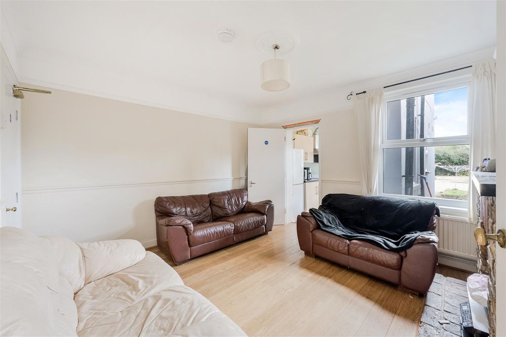 Property photo 3 of 13 Hook Road (8).Jpg