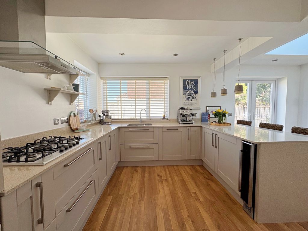 Property photo 3 of 18 Kitchen