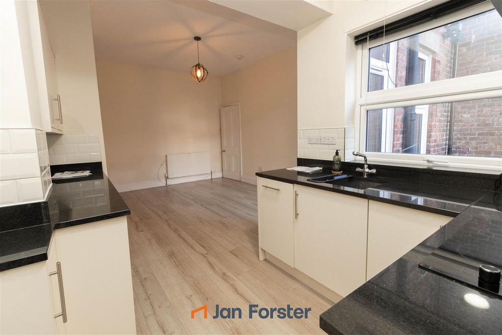 Property photo 3 of 8 Kitchen