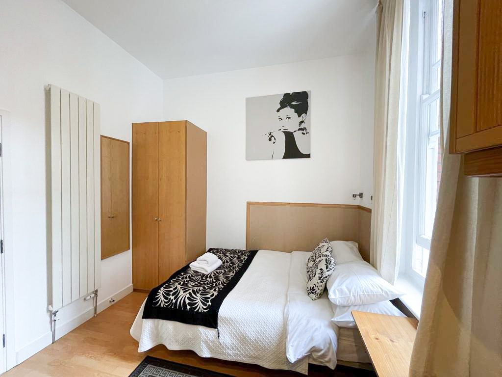 Property photo 1 of 5 Studio To Rent