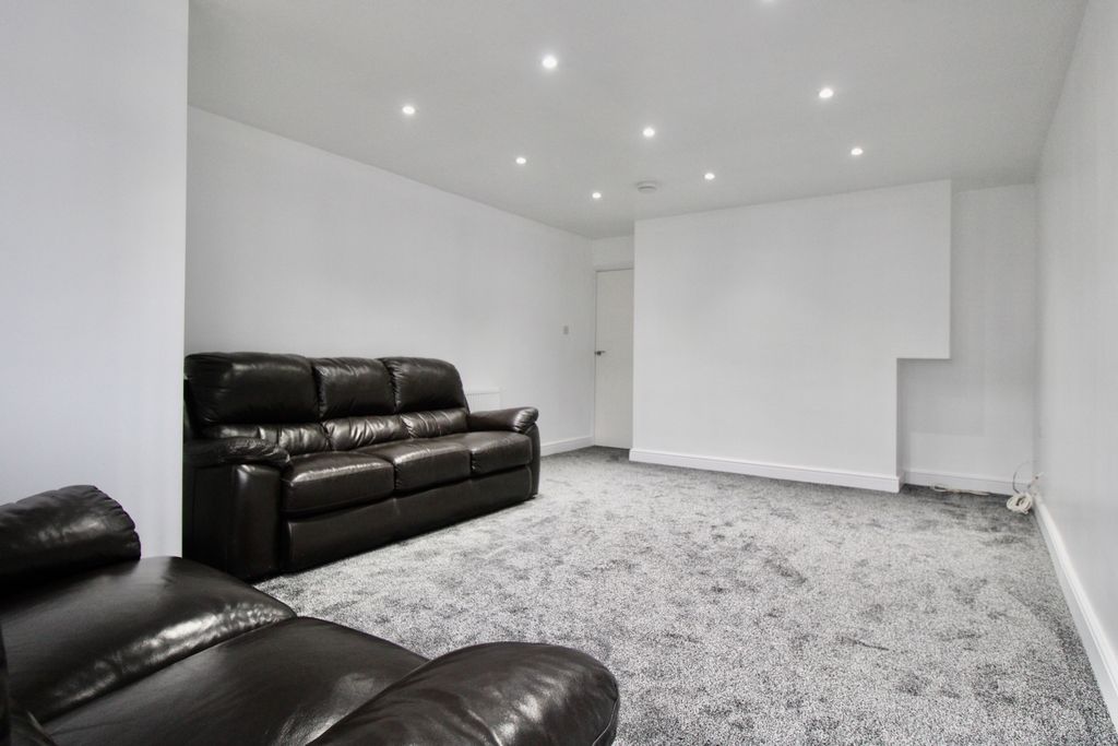 Property photo 2 of 8 Lounge