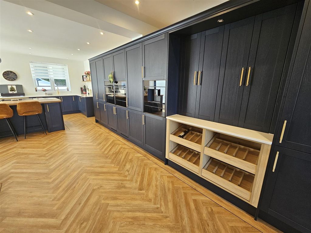 Property photo 3 of 30 Integrated Bar And Ovens (2).Jpg