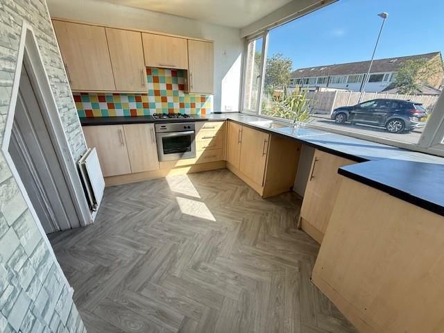 Property photo 3 of 10 Kitchen