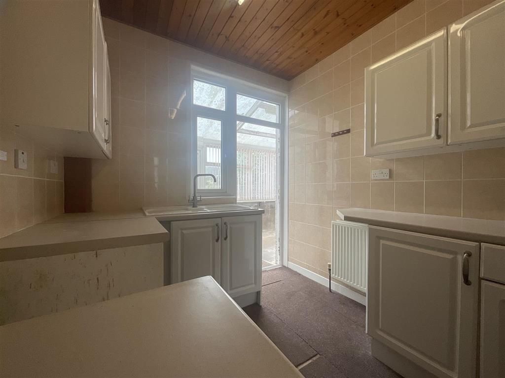 Property photo 2 of 11 Kitchen