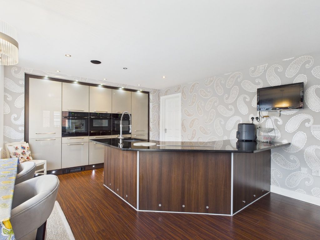 Property photo 3 of 18 4696767