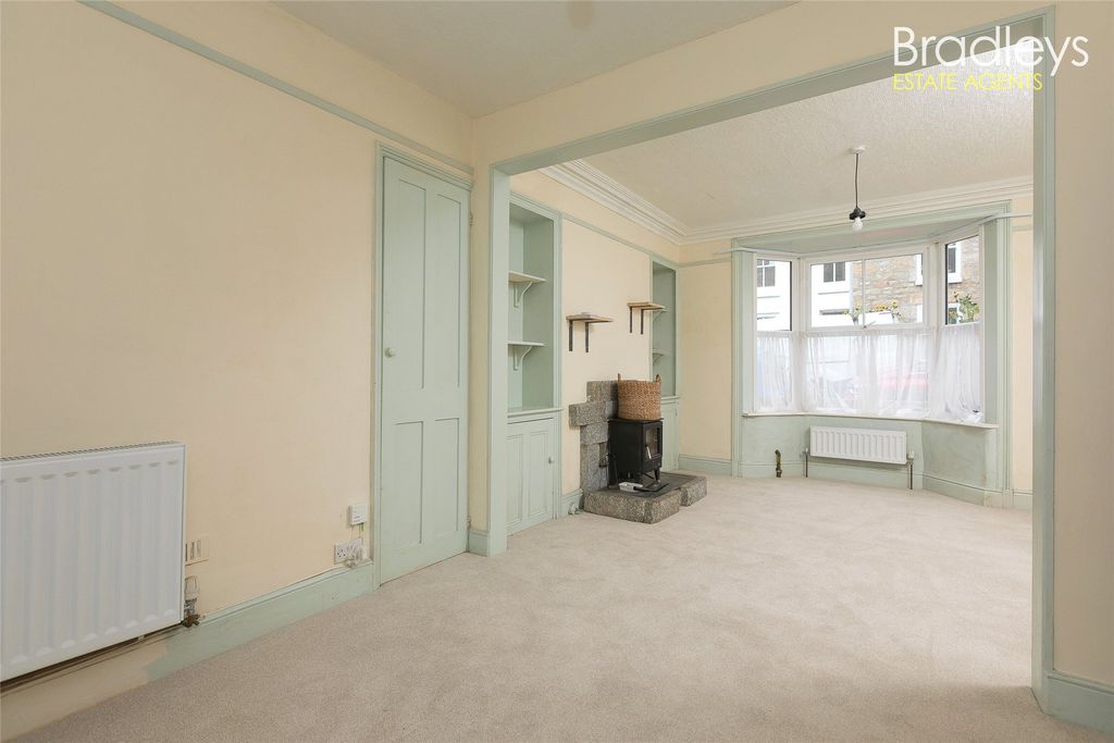 Property photo 2 of 30 Picture No. 05