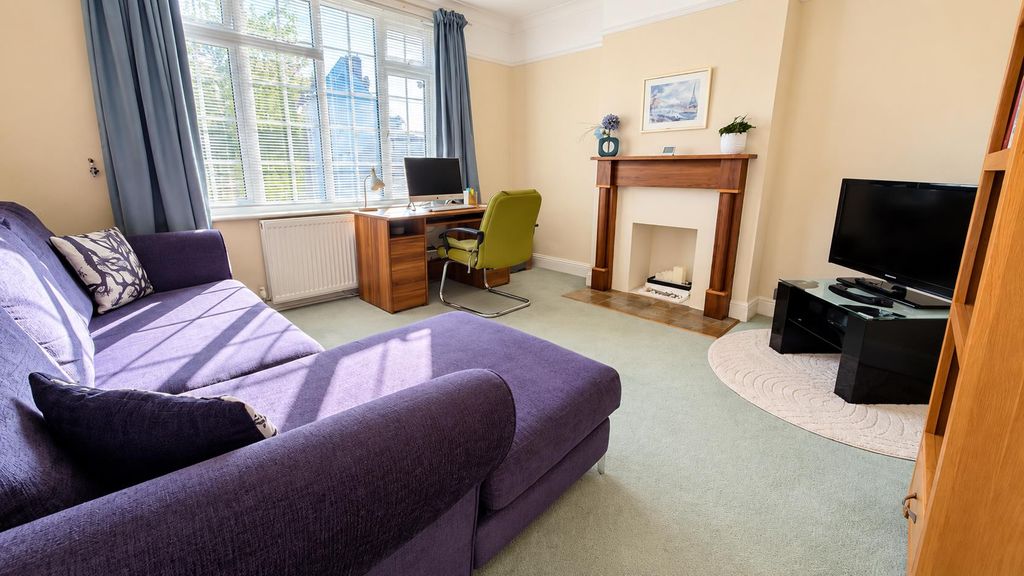 Property photo 2 of 23 Lounge
