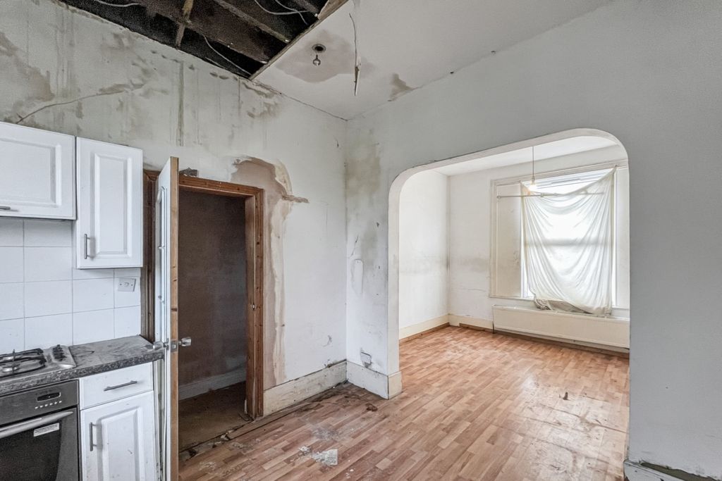 Property photo 3 of 14 Upper And Lower Flat, 20 Fernham Road, Thornton Heath Cr7 8Jd