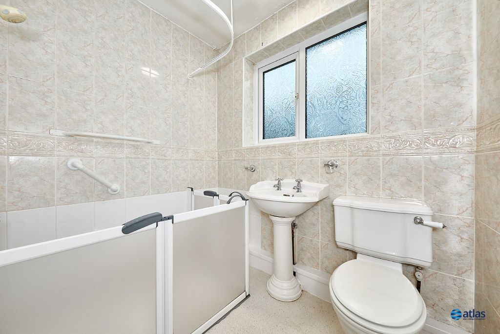 Property photo 3 of 18 Bathroom