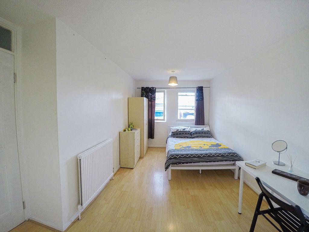 Property photo 2 of 8 Room 5- £845 Available Now