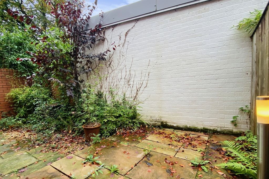 Property photo 2 of 12 Garden