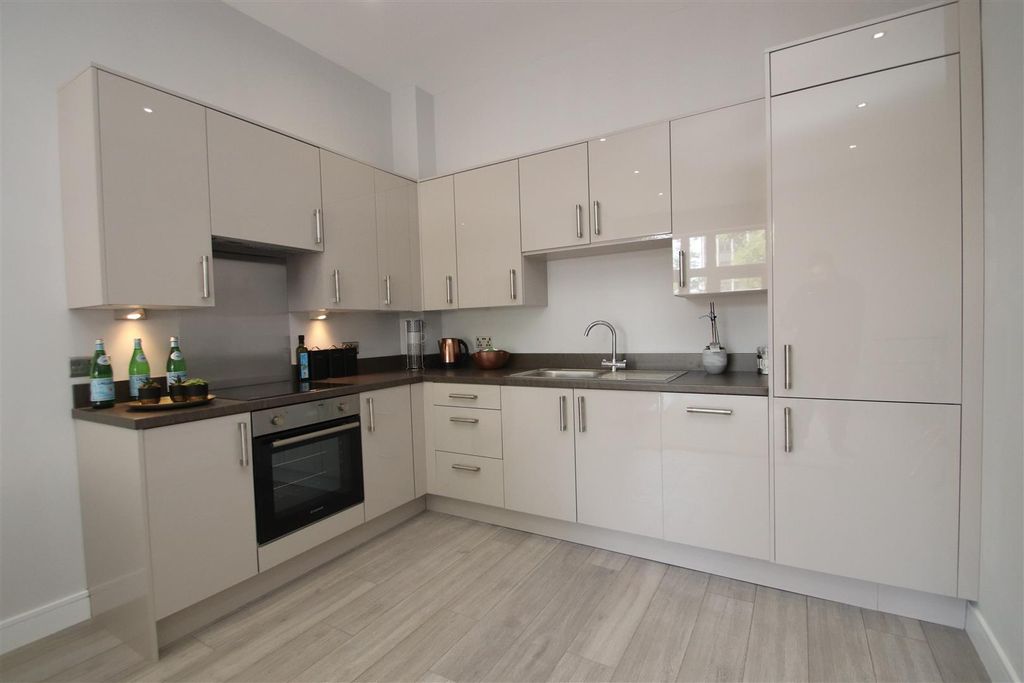 Property photo 2 of 6 Kitchen