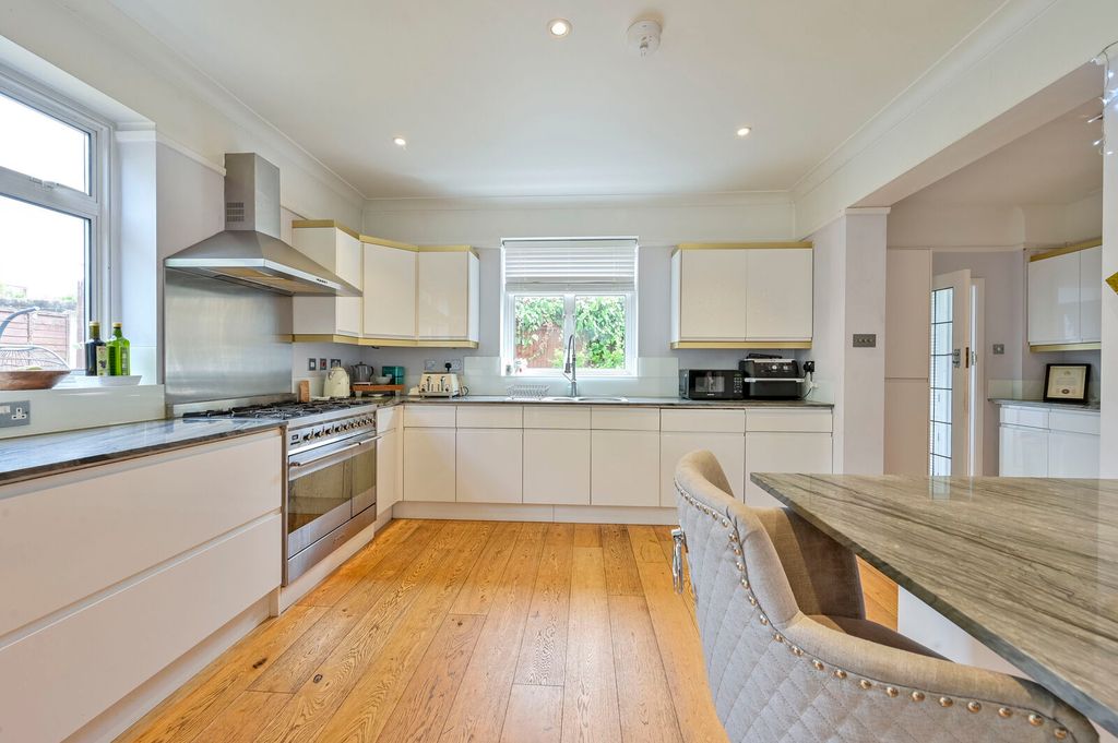 Property photo 3 of 34