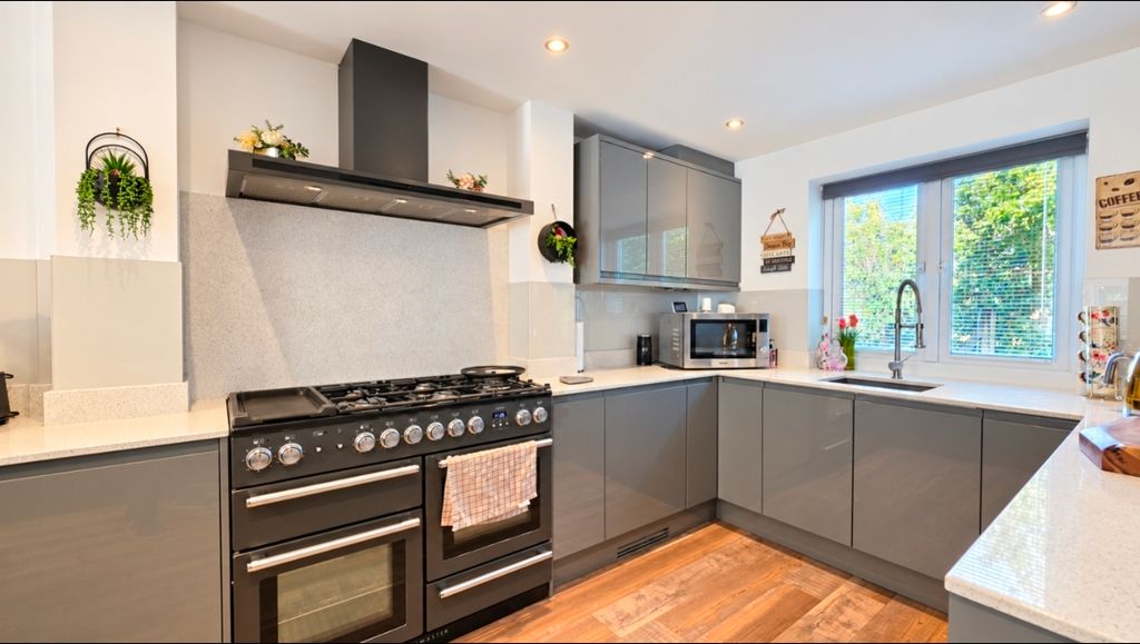 Property photo 2 of 20 Kitchen