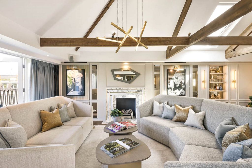 Property photo 1 of 16 Glamorous Living