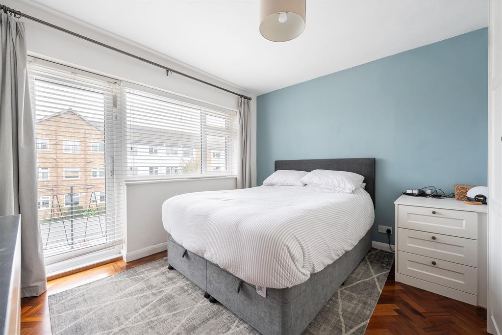 Property photo 3 of 24 Snakes Lane West, Ig8