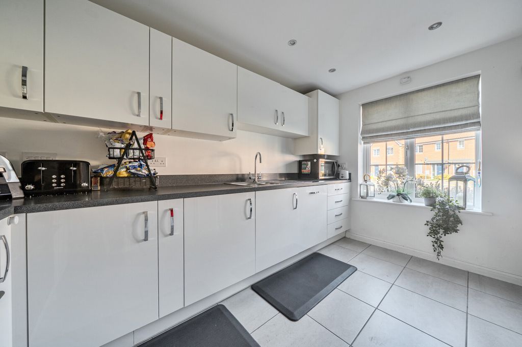 Property photo 2 of 20 Kitchen