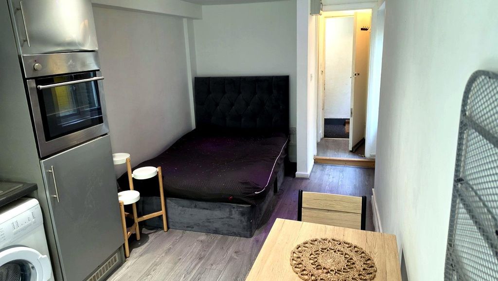 Property photo 2 of 3 Bedroom 142 Shurland.Jpg