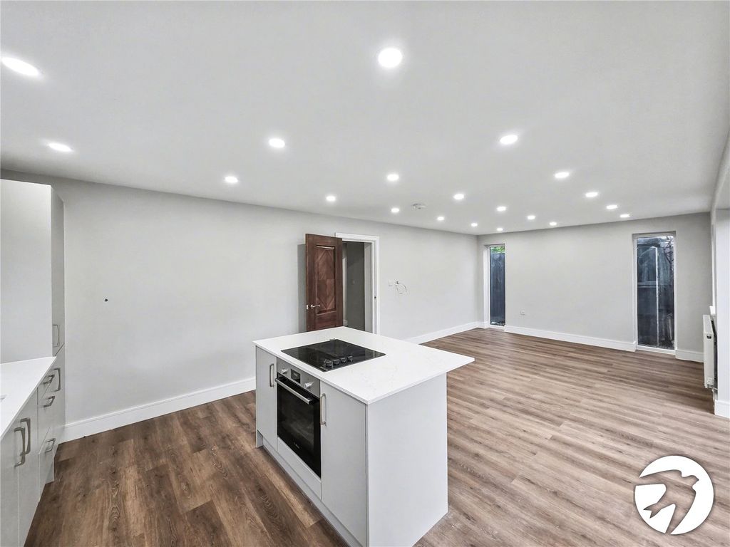 Property photo 3 of 15 Picture No. 12