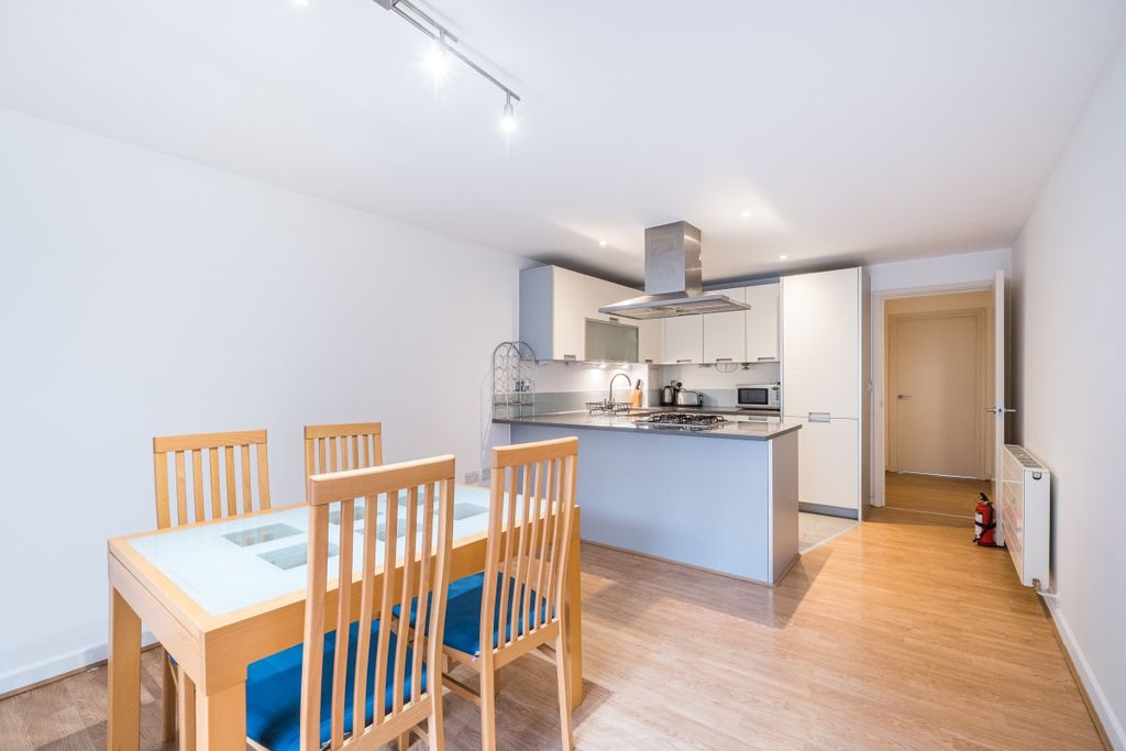 Property photo 2 of 11 Wenlock Road